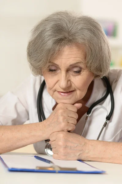 Pensando anziana donna medico — Foto Stock