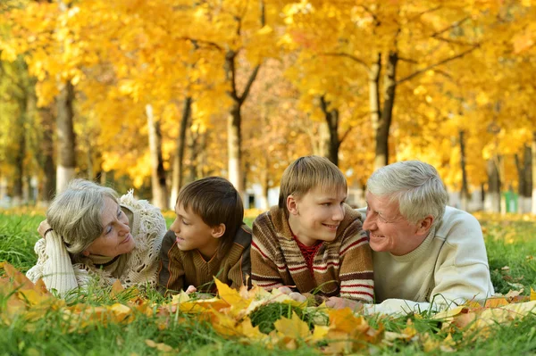 Бабушки и внуки в осеннем парке — стоковое фото