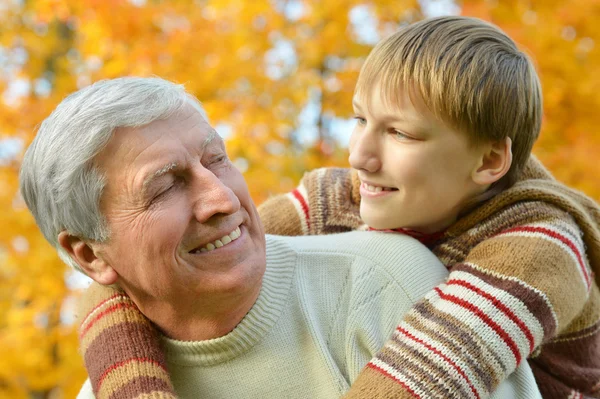 Abuelo con niño en el parque de otoño —  Fotos de Stock