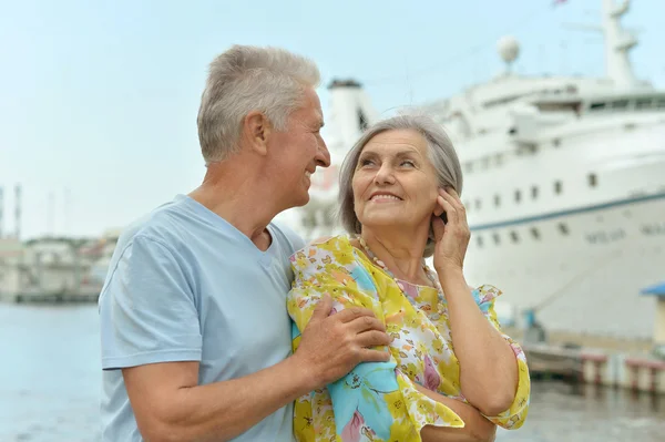 Ηλικιωμένο ζευγάρι κοντά σε πλοίο — Φωτογραφία Αρχείου
