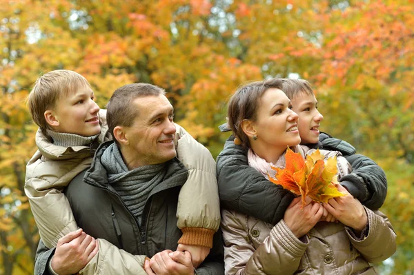 Familia relajante en el parque de otoño —  Fotos de Stock