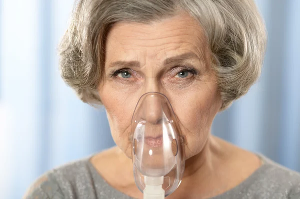 Inhaler ile üst düzey kadın — Stok fotoğraf
