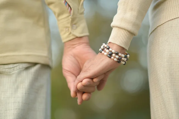 Elderly couple holding hands — Stock Photo, Image