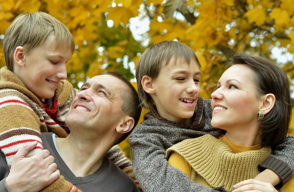 Familie ontspannen in herfst park — Stockfoto