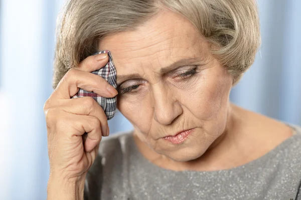 Oude vrouw met een zakdoek — Stockfoto