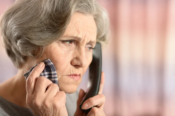 Donna anziana che chiama un medico — Foto Stock