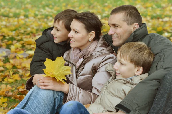 Familie entspannt im Herbstpark — Stockfoto