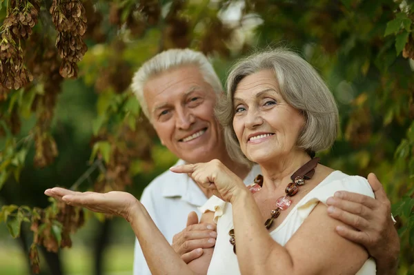 Woman wijzend met vinger in park — Stockfoto