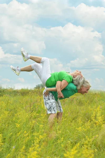 Senior koppel speelt — Stockfoto