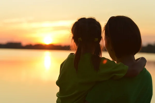 Mor och dotter vid solnedgången — Stockfoto