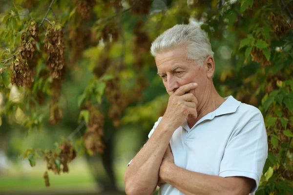 Sérieux homme âgé pensant dans le parc — Photo