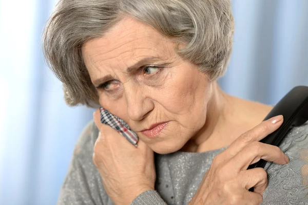 Äldre kvinna ringer läkare — Stockfoto