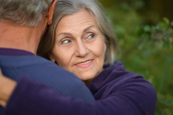 Volwassen paar in het park — Stockfoto