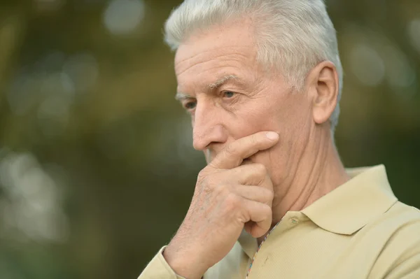 Hombre mayor serio pensando en el parque — Foto de Stock