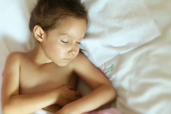 Linda chica durmiendo en su cama —  Fotos de Stock