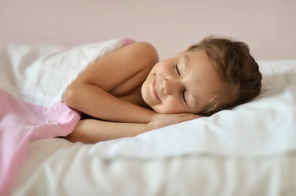 Carino ragazza dormire nel suo letto — Foto Stock