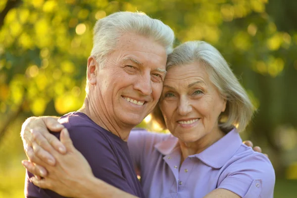 Couple d'âge mûr dans le parc — Photo