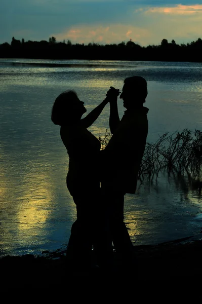 Mature couple dance at  twilight — Stock Photo, Image