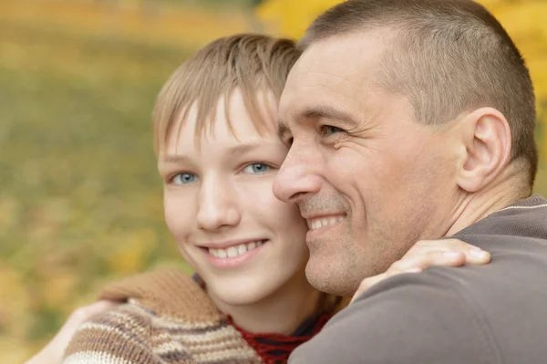 Padre e figlio nel parco autunnale — Foto Stock