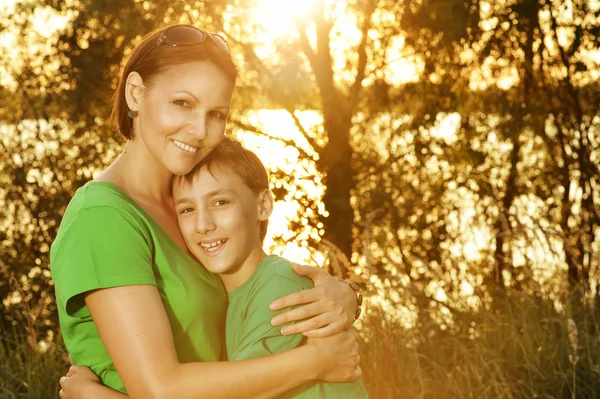 Madre e figlio nel parco — Foto Stock