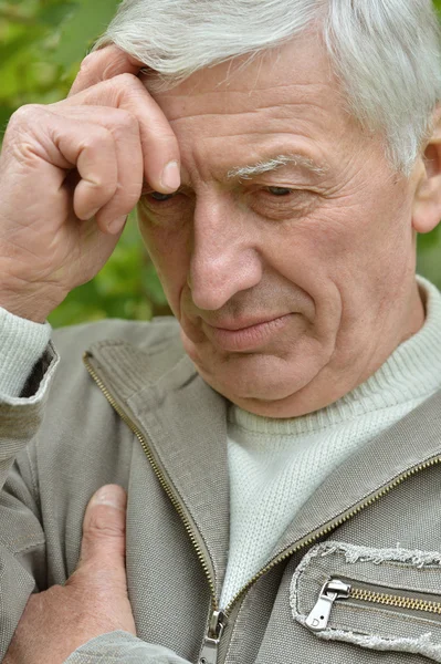 Senior mannen tänkande outddor — Stockfoto