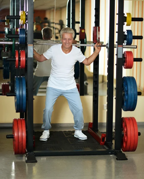 Yaşlı adam bir spor salonunda spor oynarken — Stok fotoğraf