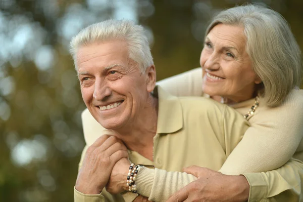 Äldre par i höst park — Stockfoto