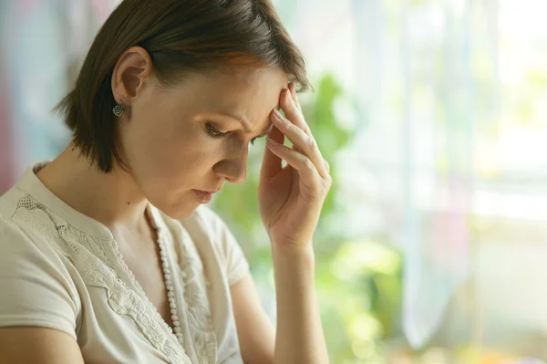 Traurige Frau hat Kopfschmerzen — Stockfoto