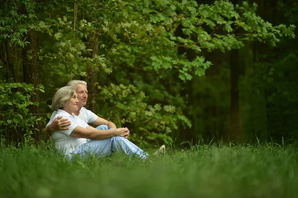 Starzy ludzie siedzący w lesie — Zdjęcie stockowe