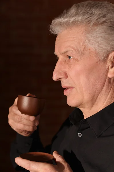 Uomo anziano con tazza di caffè — Foto Stock