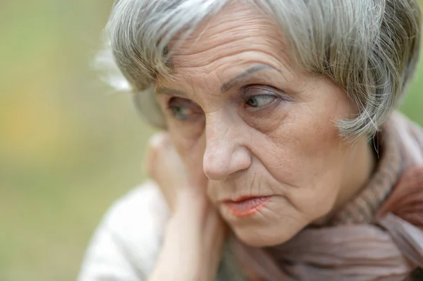 Donna anziana triste — Foto Stock