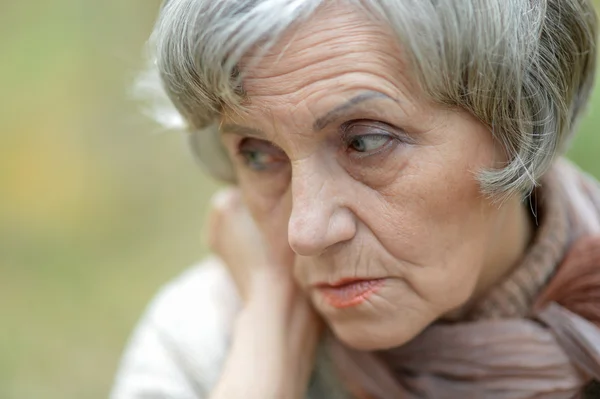 Mulher idosa triste — Fotografia de Stock