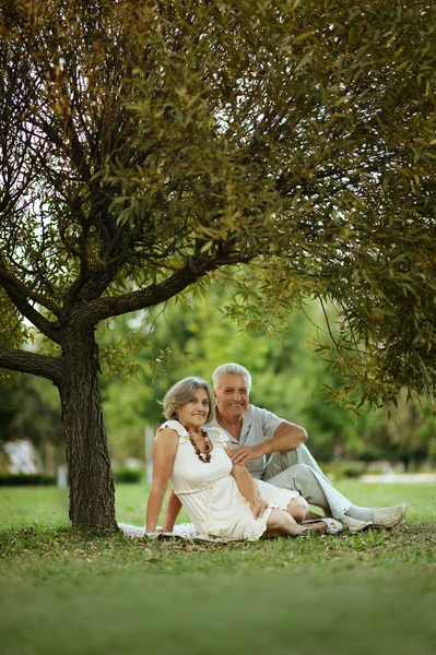 Alte Leute sitzen im Herbstpark — Stockfoto