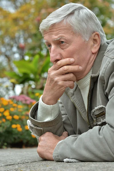 Uomo anziano pensare outddor — Foto Stock