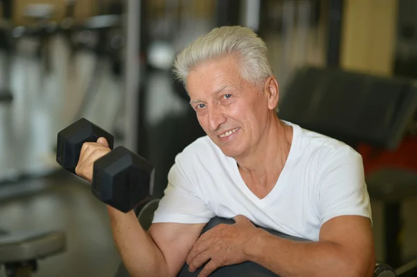 Oudere man in een sportschool. — Stockfoto