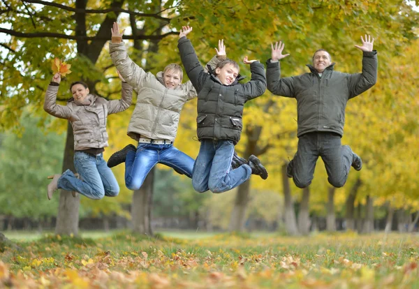 Família feliz no parque de outono — Fotografia de Stock