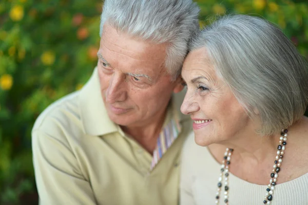 Senior koppel buitenshuis — Stockfoto