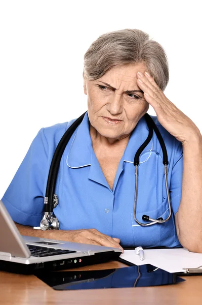 Mulher médico à mesa — Fotografia de Stock