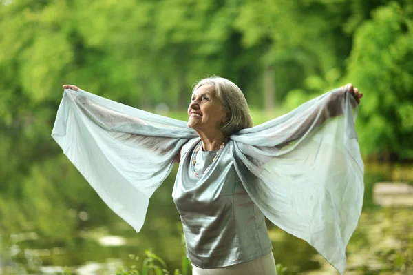 Seniorin im Park — Stockfoto