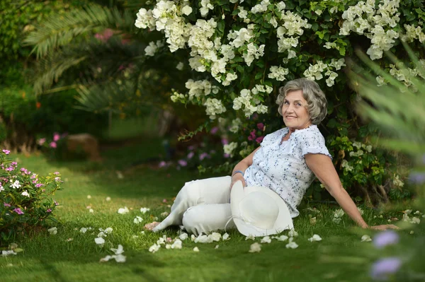 Пожилая женщина с цветами — стоковое фото