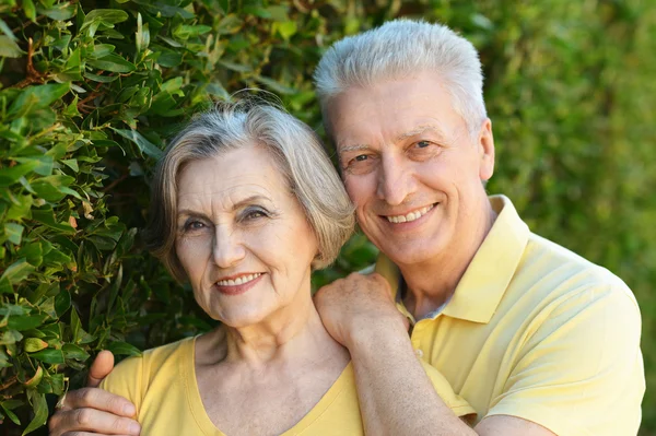 Couple plus âgé extérieur — Photo