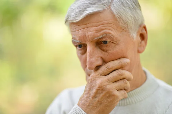 Ernstige senior man — Stockfoto