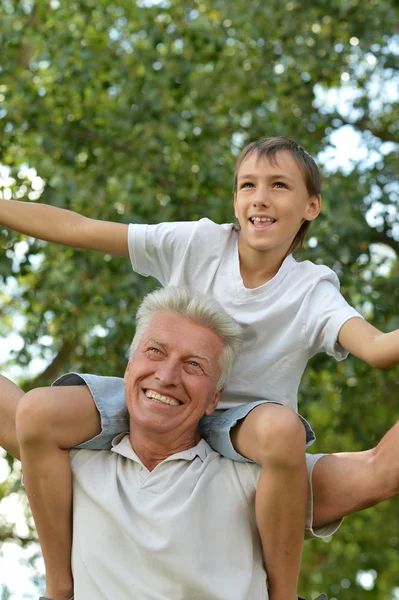 Großvater mit Enkel — Stockfoto