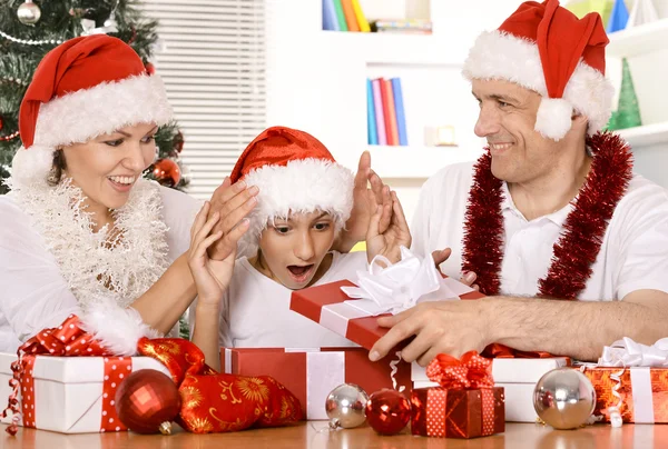 Familie viert nieuwjaar — Stockfoto