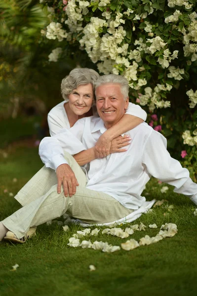 Couple assis sur l'herbe — Photo