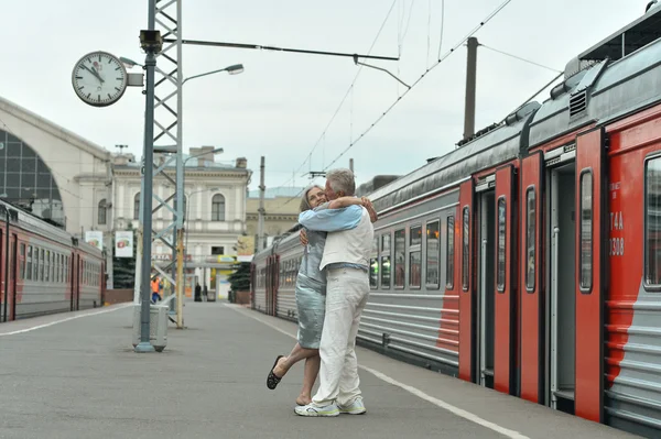 Tren istasyonunda yaşlı çift — Stok fotoğraf