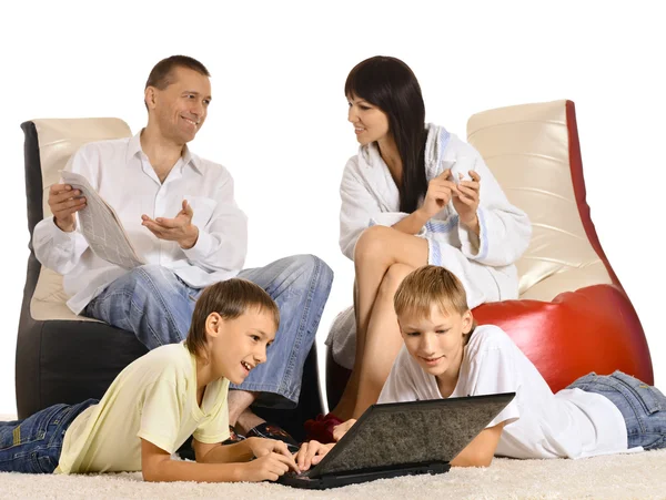 Familia feliz con portátil —  Fotos de Stock
