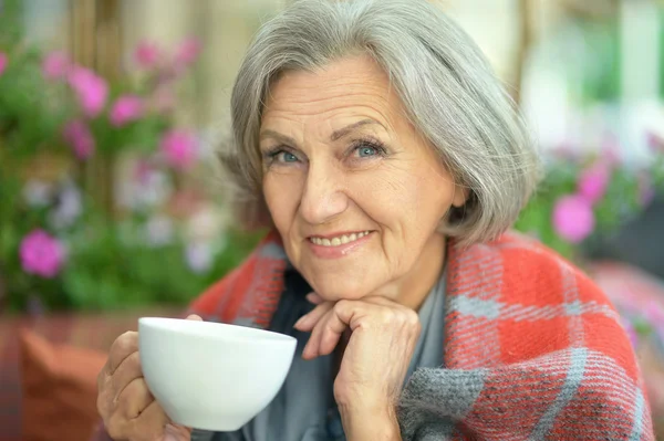 Donna anziana che beve caffè — Foto Stock