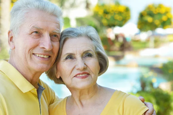 Ancianos pareja al aire libre —  Fotos de Stock