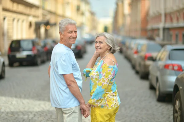 Äldre par promenader — Stockfoto